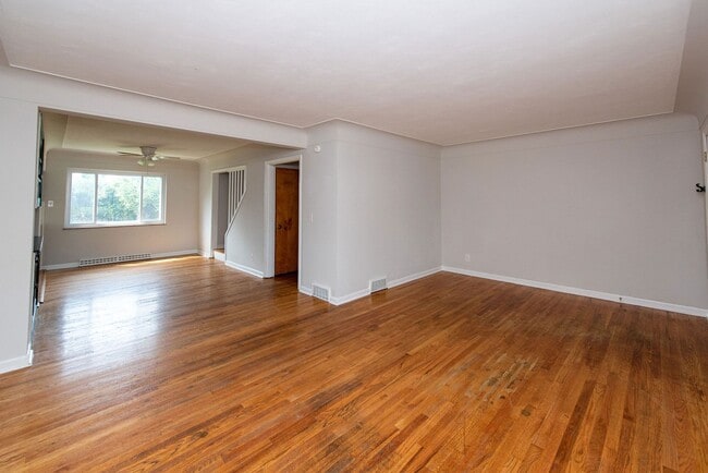 Building Photo - WESTWOOD-4 BEDROOM 2 BATH WITH OPEN FLOOR ...
