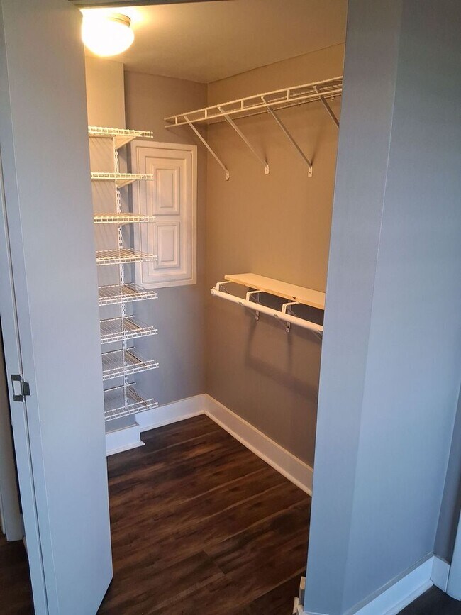 Building Photo - NEW LISTING for Lake Plaza 10th floor unit! Best View in Knoxville - Move in August 13, 2026!