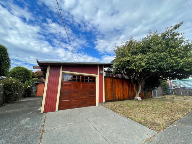 Primary Photo - This pet-friendly home features a fenced y...