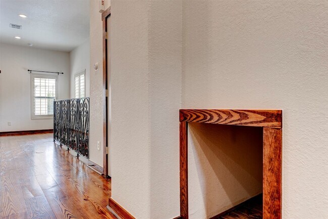 Building Photo - 1426 W 21st St