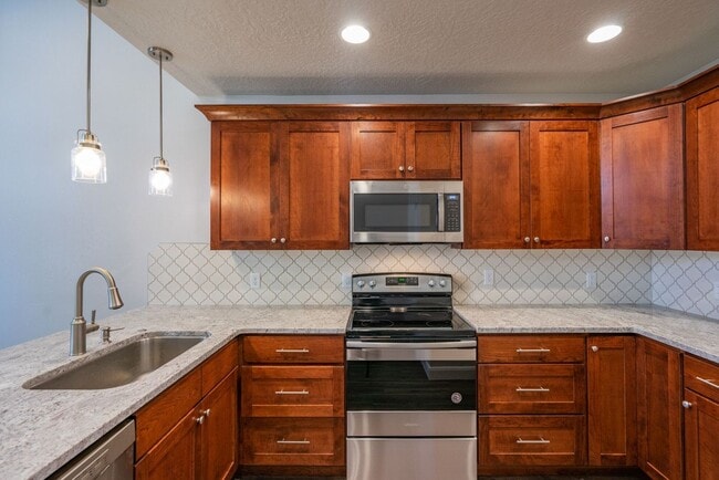 Building Photo - Fully Remodeled Townhome in the Heart of D...