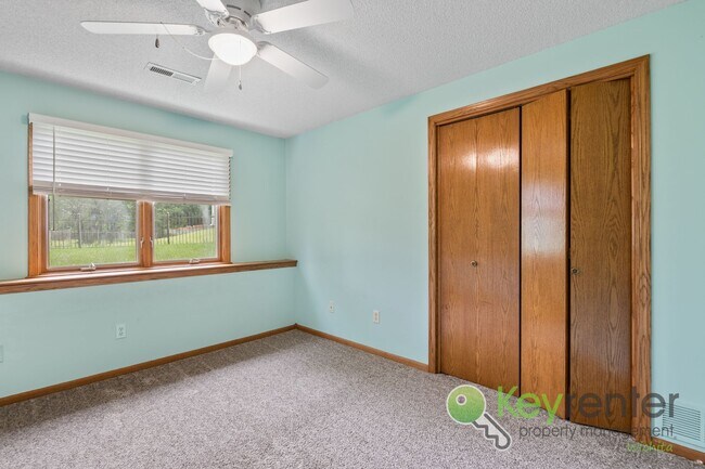 Building Photo - Beautiful, Rare 6 bedroom 3 bath house!