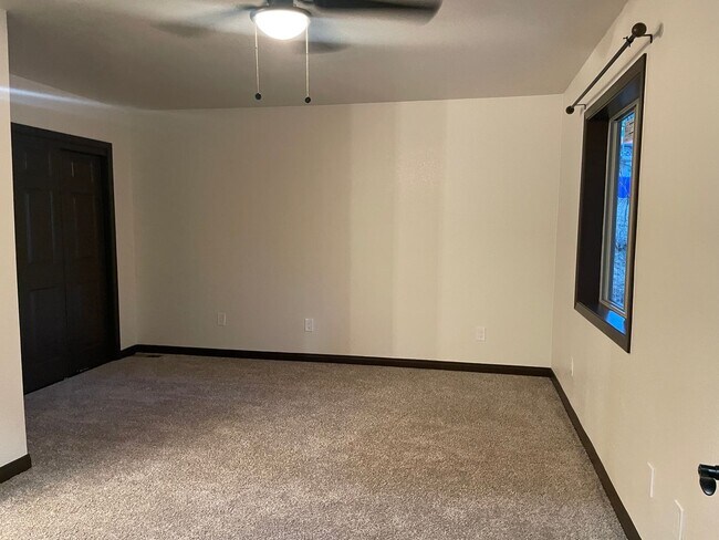 Building Photo - Fabulous mountain retreat freeway close!