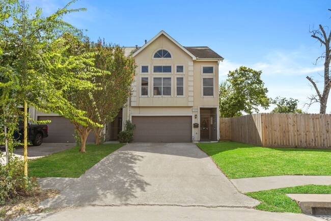 Building Photo - Charming 3-Bed, 2.5-Bath Home in the Heart of the Heights with Spacious Yard & Prime Location