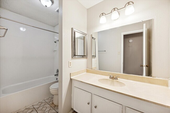 Building Photo - 7323 Wovenwood Ln