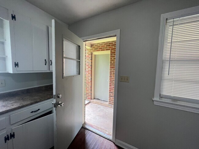 Building Photo - 3 bedroom 1 bathroom single level home