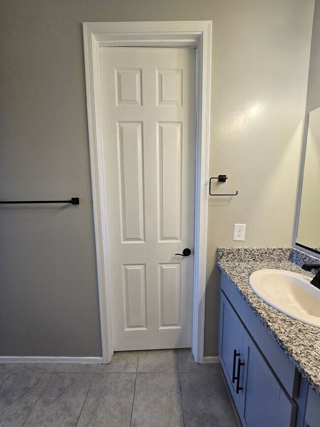Building Photo - MOVE IN SPECIAL!! 3 Bedroom/ 2 Bath Red Rock Oasis