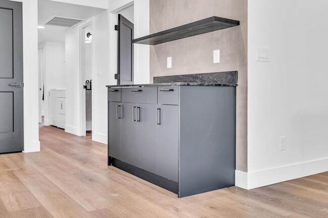 Building Photo - 6 Bedroom/4 Bath - Fully Remodeled