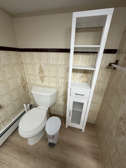 Shared Bathroom - 21 Radcliffe Ave