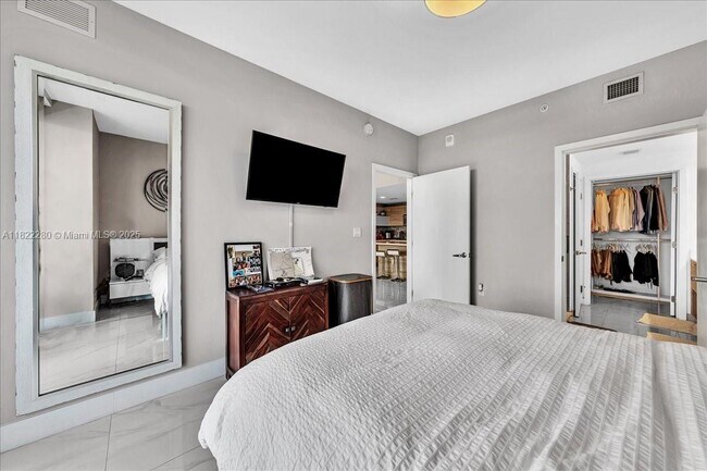 Building Photo - 16385 Biscayne Blvd