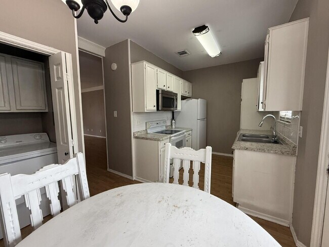 Building Photo - Spacious 2 Bed, 2.5 Bath Condo on Speight Ave with Private Porch & Community Pool