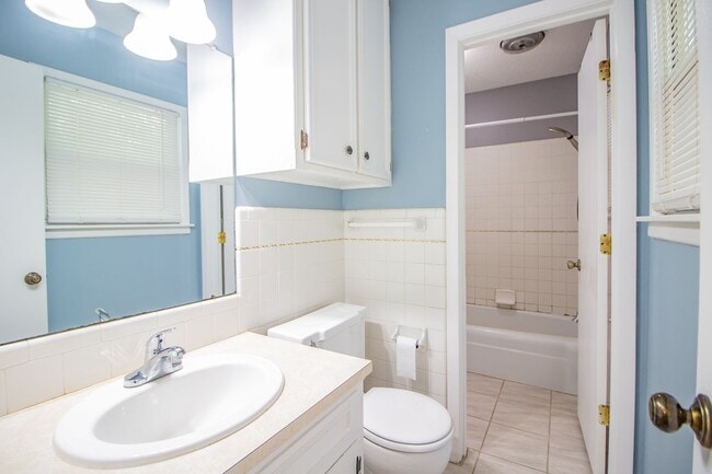 Building Photo - Great 3 bedroom 1.5 bathroom house!