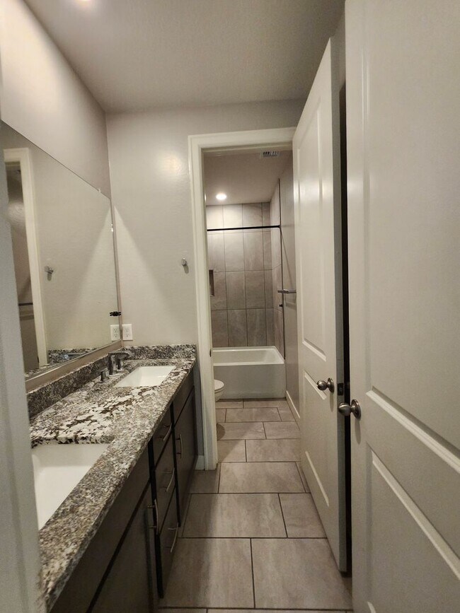 Building Photo - Single Family Home-  5 bedrooms 3 Baths