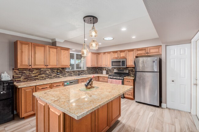 Building Photo - 3232 E Poinsettia Dr