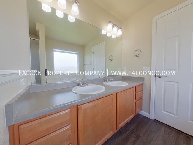 Building Photo - 6224 Saddlebred Way