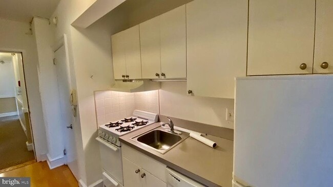 Building Photo - 332 S 17th St