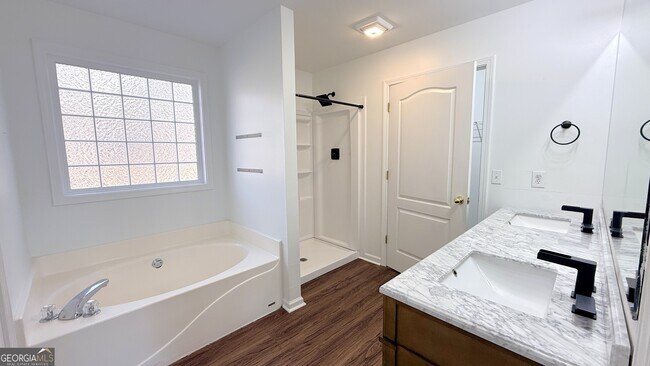 Building Photo - 3395 Woodlake Ln