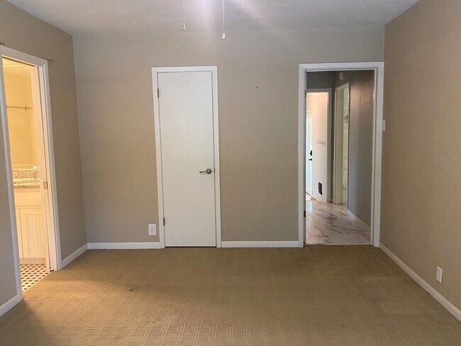 Building Photo - 4 BEDROOM WITH POOL