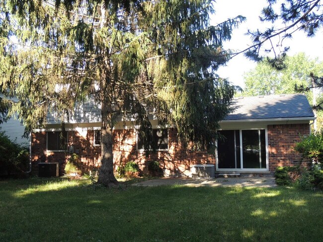 Building Photo - 2098 Yorktown Dr