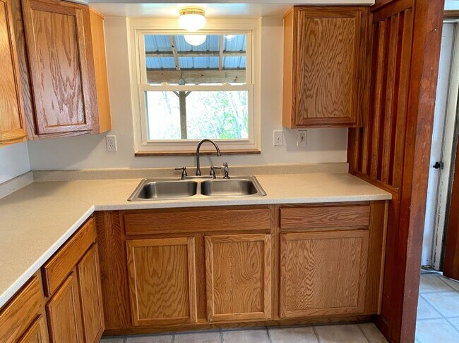 Building Photo - Nice sized Two Bedroom House!