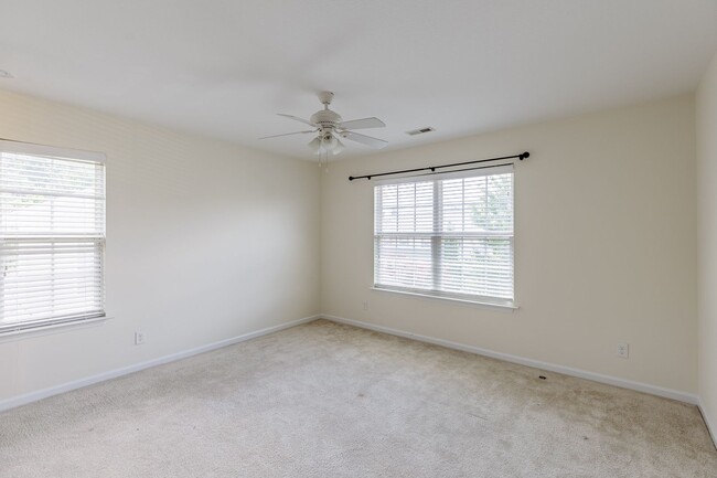 Building Photo - Spacious Townhome in Greensboro NC