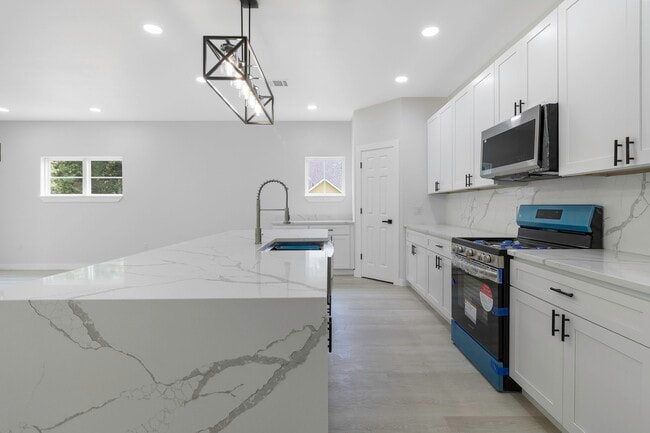 Building Photo - 611 Bridgeview Dr