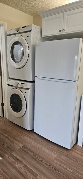 Full size washer & Dryer - 1108 Green Pine Blvd