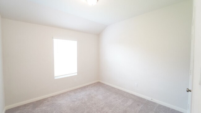 Building Photo - FOR LEASE!  4 Bedrooms - 2 Baths - 2 Car Garage.
