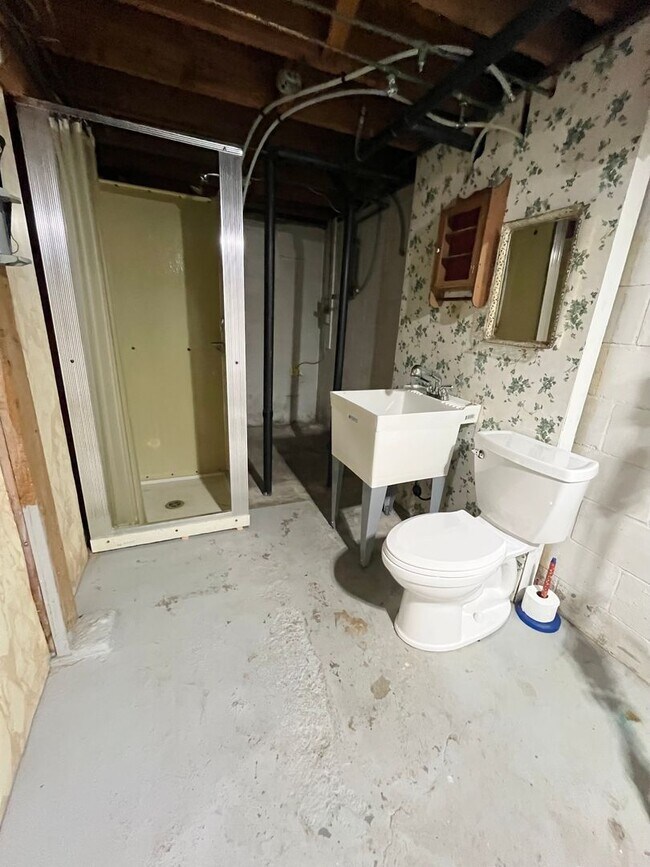 Building Photo - 2 Bed East Side Ranch with Partly Finished Basement!