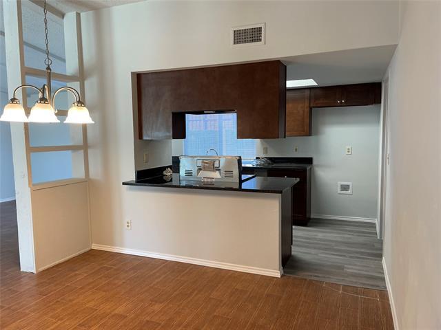 Building Photo - 2921 Village Crest Cir