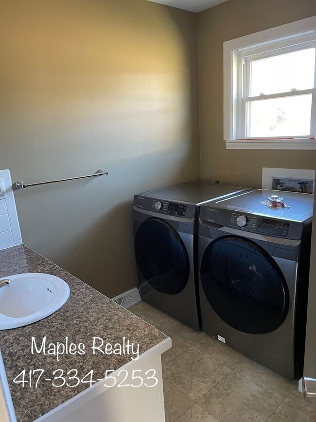 Building Photo - 2 bed / 2 bath home CENTER OF TOWN - BRANS...