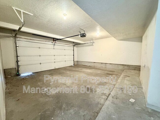 Building Photo - 3183 S 945 E