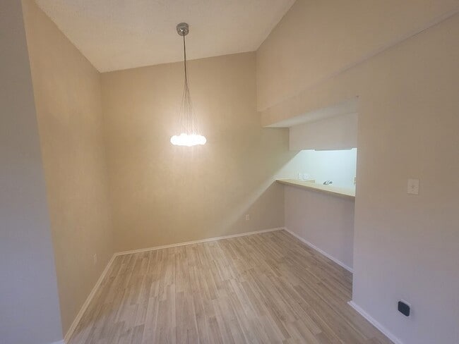 Building Photo - 7076 N Holiday Dr