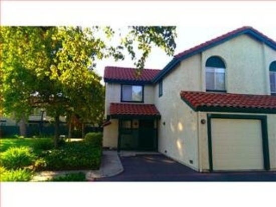 Building Photo - 3 BRs 2.5 Baths Lovely Townhouse in Desira...