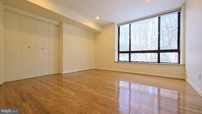 Building Photo - 4960 Sentinel Dr