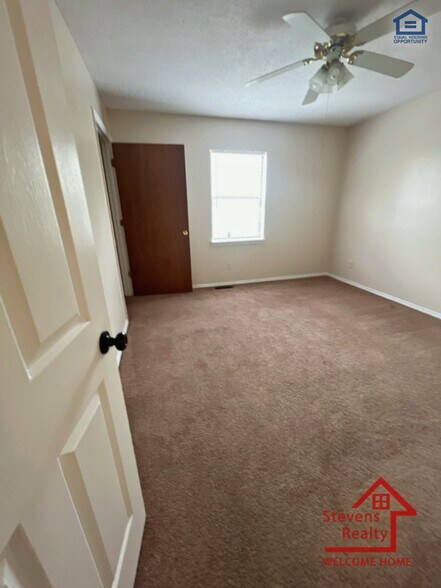 Building Photo - 402 Peek Dr