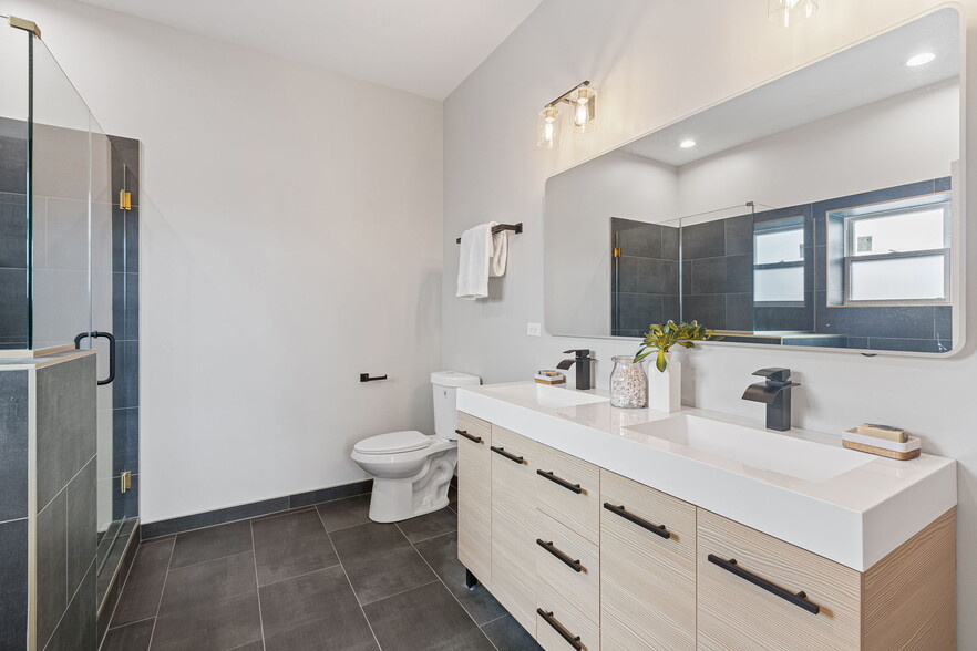 Building Photo - 5689 N Lincoln Ave