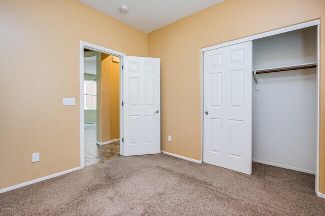 Building Photo - GREAT LOCATION!  Fabulous move-in ready 5 bed /3 bath home in south Tempe