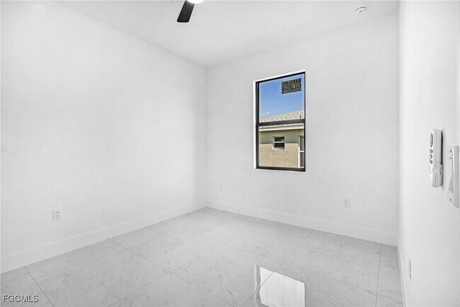 Building Photo - 602-604 SW 8th Pl