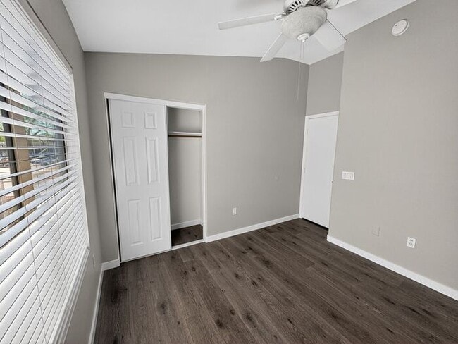 Building Photo - 4Bedroom/2.5Bath Townhome Ready for You!!