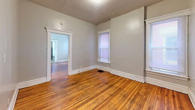 Building Photo - 206 W 8th Ave