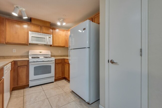 Building Photo - 6868 Sky Pointe Dr