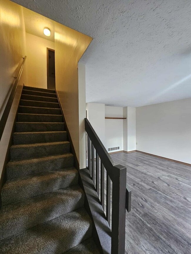 Building Photo - Ravenna 2 Bedroom 1 Bath