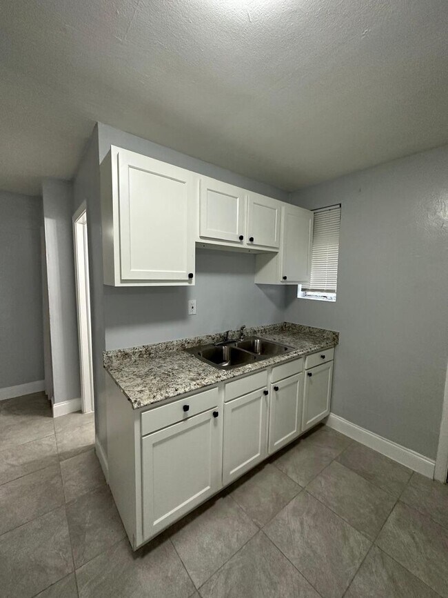 Primary Photo - 1046/1048 W 8th St.- Duplex