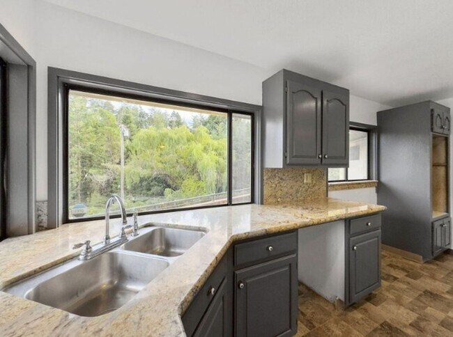 Building Photo - Spacious 4-Bedroom Home with Stunning Hilltop Views in Fortuna, CA