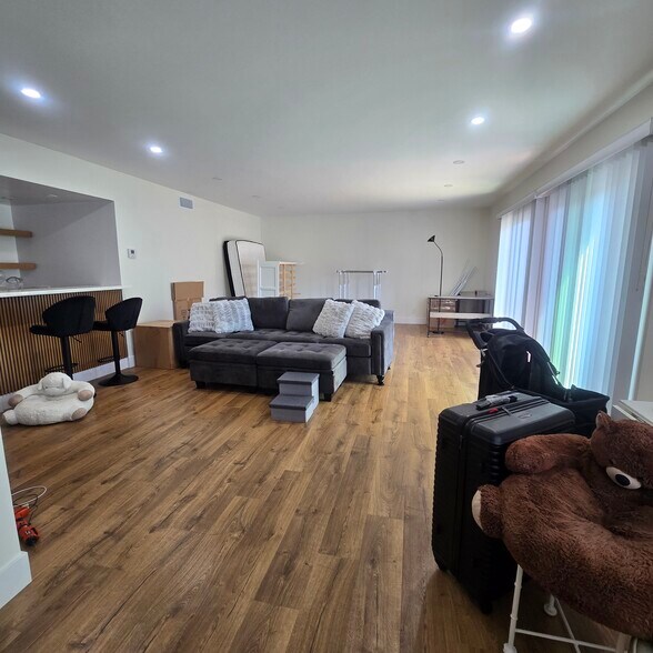 Building Photo - 916 S Sherbourne Dr