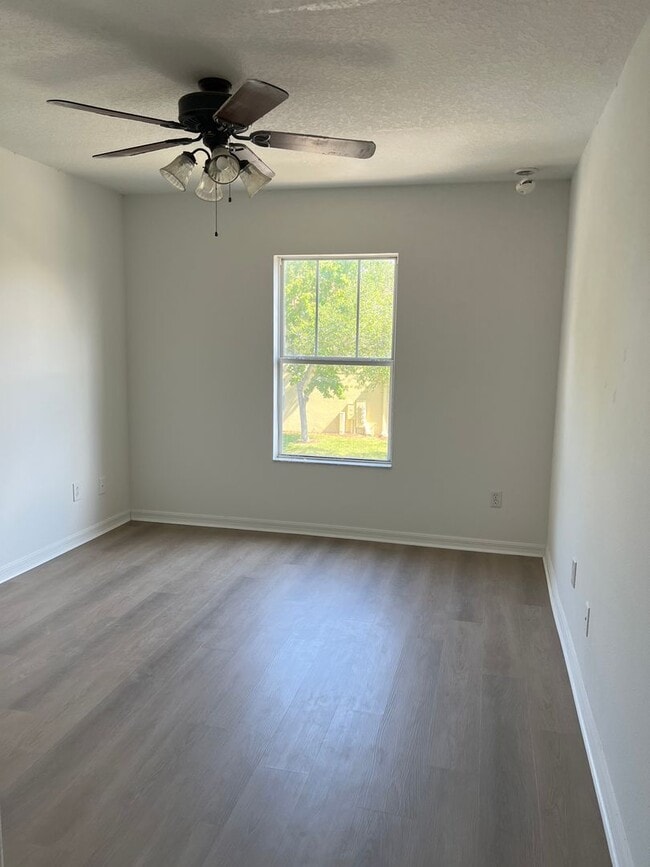 Building Photo - 3 Bedroom Townhome for Rent