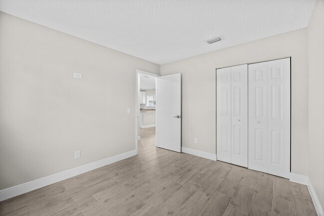 Building Photo - 265 SW Dalton Cir
