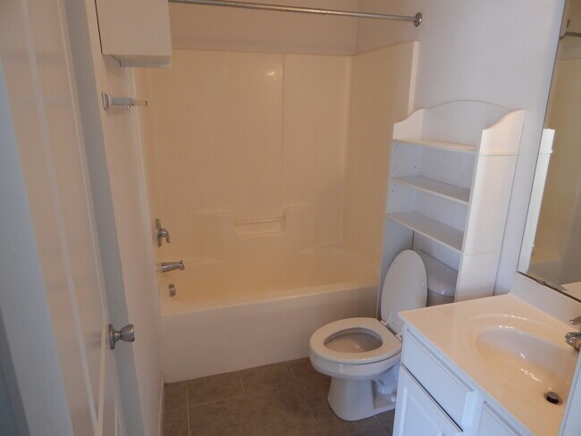 Building Photo - End Unit 3 Bedroom/3 Bath in Saylor's Watch. Trash included!