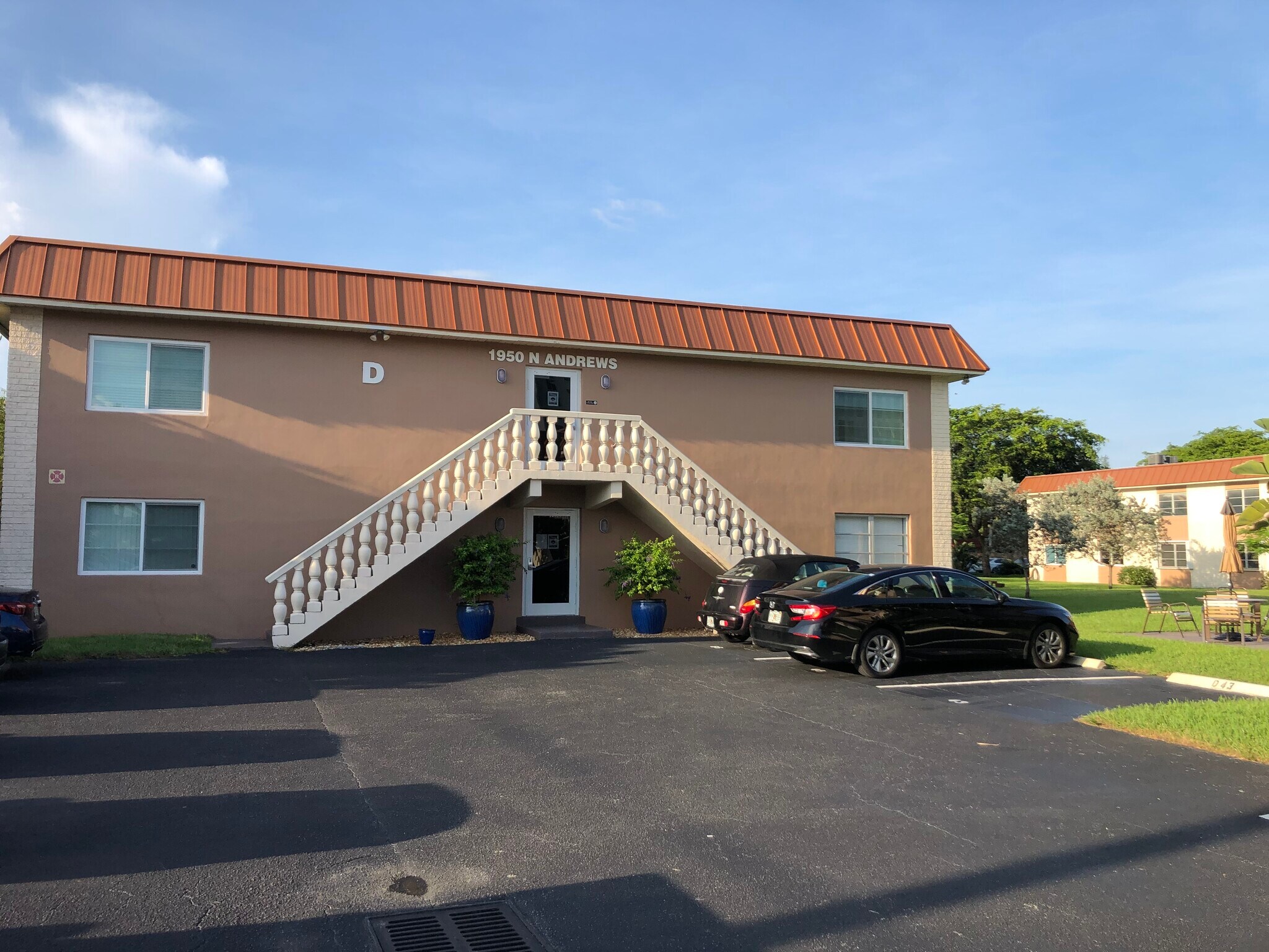 Exterior of bui - 1950 N Andrews Ave
